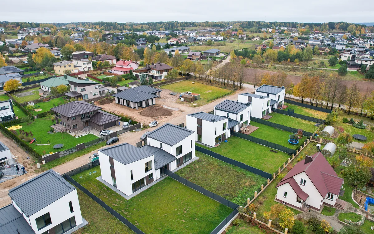 Dviejų aukštų dvibučių namų kvartalas Bajoruose iš viršaus, Mėtų g.