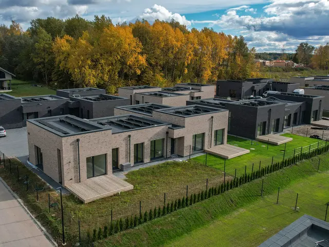 Namų eilė su privačiais kiemais
